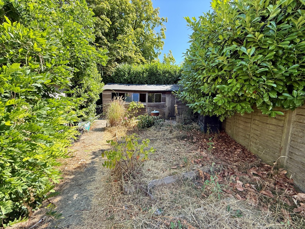 Lot: 224 - DETACHED COTTAGE FOR REFURBISHMENT - Garden